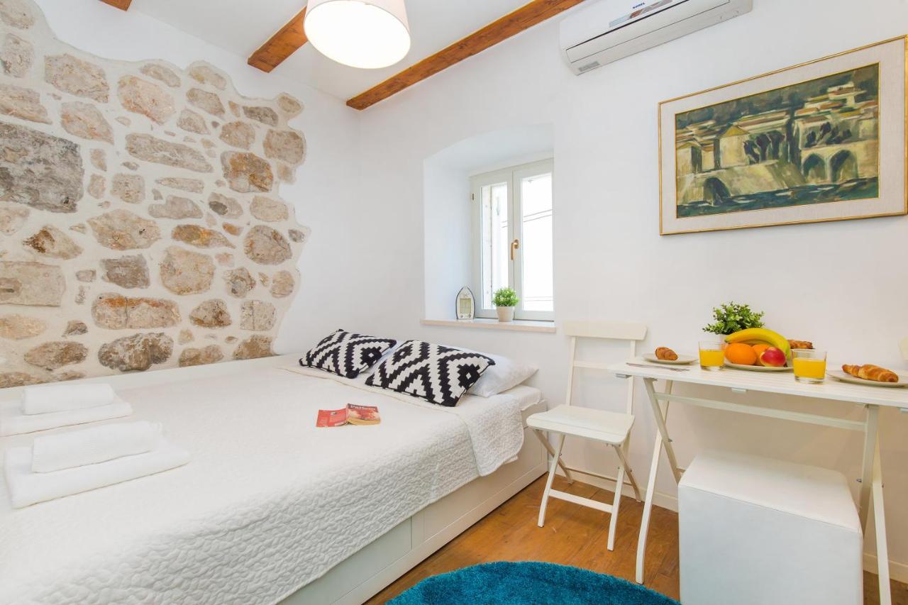 Apartment Walls By Irundo